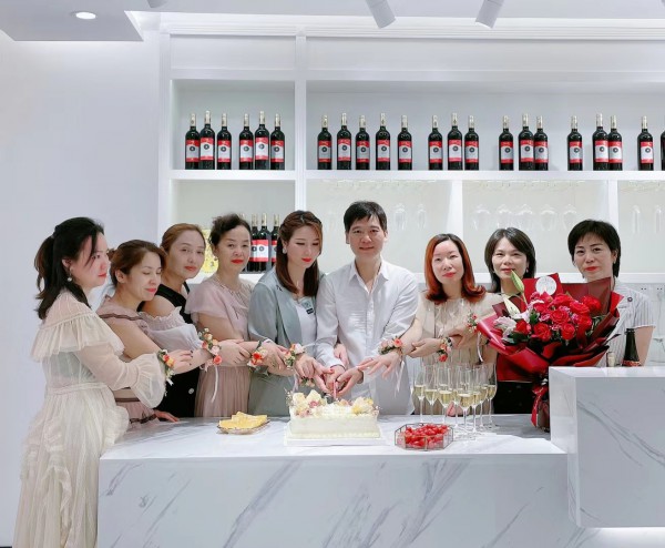 恭贺:惠州惠城梁小姐与ANOTHER ONE女装店成功携手!预祝开业大吉生意兴隆!