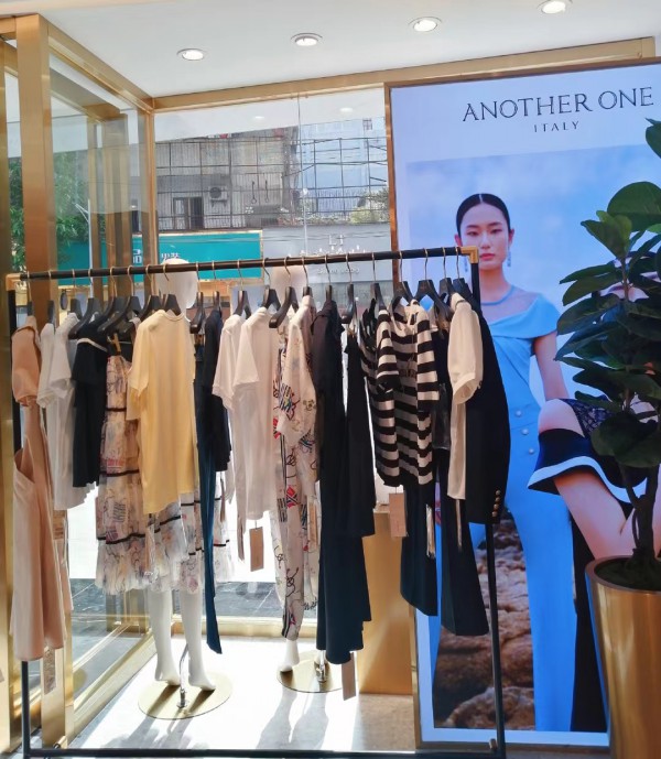 恭贺:惠州惠城梁小姐与ANOTHER ONE女装店成功携手!预祝开业大吉生意兴隆!