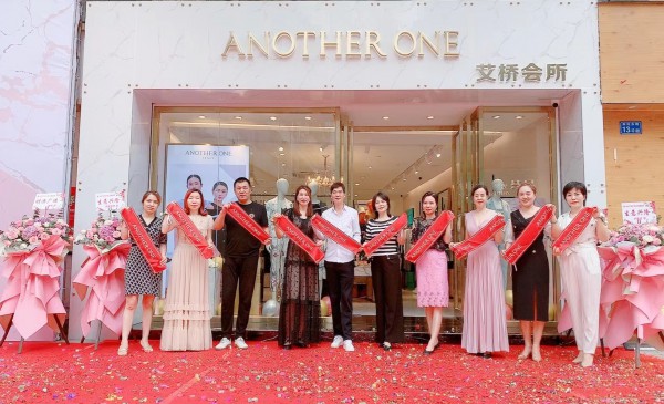 恭贺:惠州惠城梁小姐与ANOTHER ONE女装店成功携手!预祝开业大吉生意兴隆!