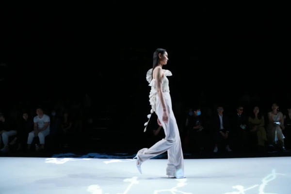 2021深圳时装周 | 朗黛:打开任意门,自由穿梭不设限