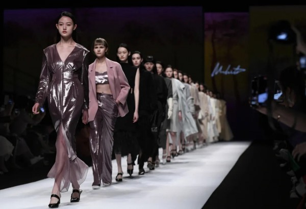 2021深圳时装周 | 朗黛:打开任意门,自由穿梭不设限