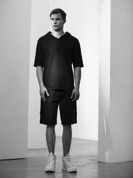 夏天男生怎么搭配?清爽干净的白色短袖&阳光帅气的连帽卫衣?