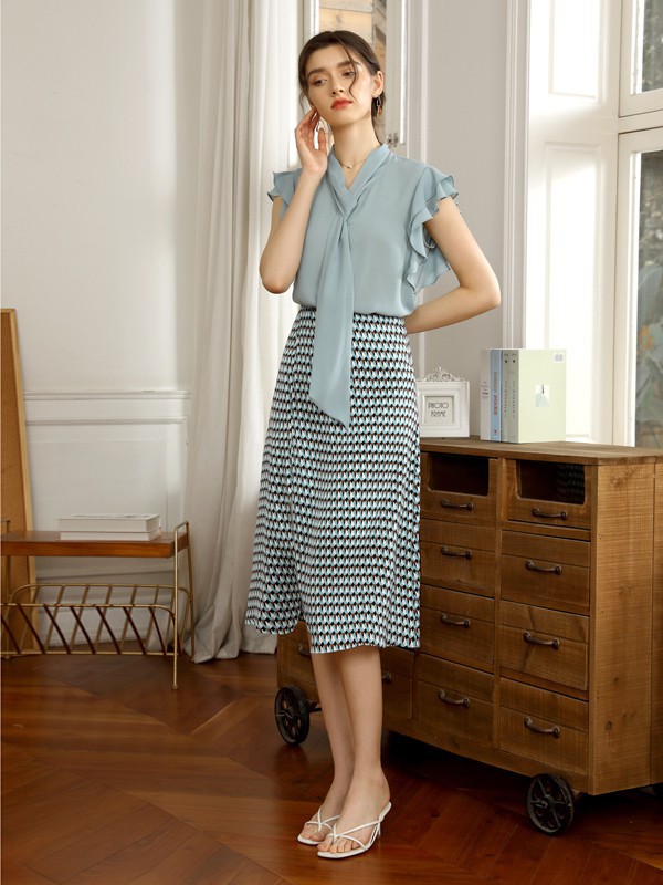 清爽具有气质的穿搭你get了吗?爱依莲女装别致优雅