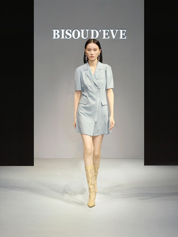 高贵优雅的连衣裙更适合职场女性 碧淑黛芙更具气质