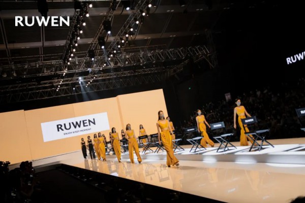 RUWEN品牌亮相深圳国际内衣展并举办专场走秀