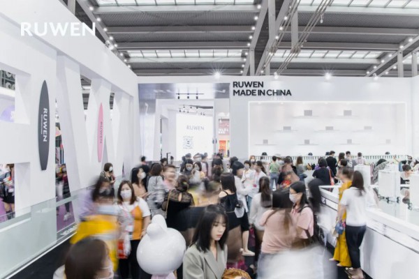 RUWEN品牌亮相深圳国际内衣展并举办专场走秀