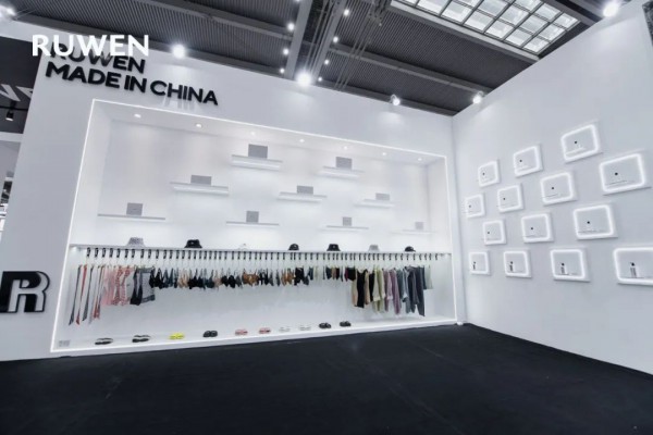 RUWEN品牌亮相深圳国际内衣展并举办专场走秀