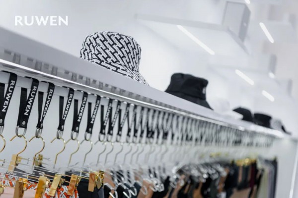 RUWEN品牌亮相深圳国际内衣展并举办专场走秀