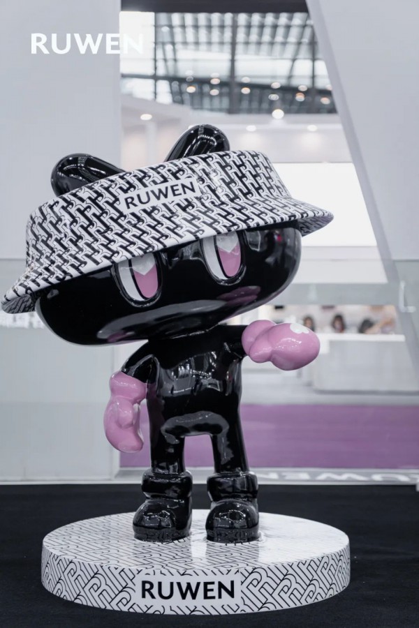 RUWEN品牌亮相深圳国际内衣展并举办专场走秀