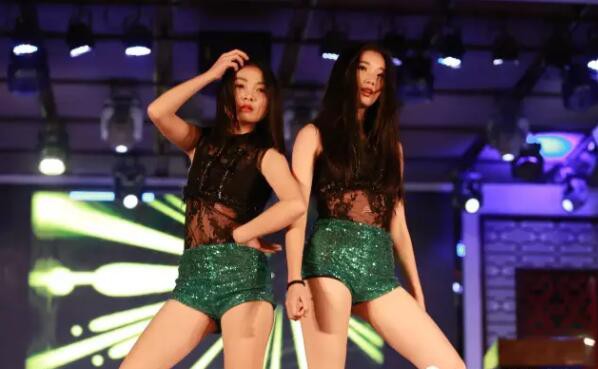 “情系两癌,美丽同行”澜沐茜大型慈善晚会福安站完美落幕