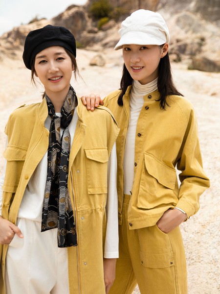 黄色裤子配什么颜色上衣?堓上女装更时尚