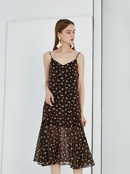 夏季连衣裙黑色&碎花哪款更适合你?