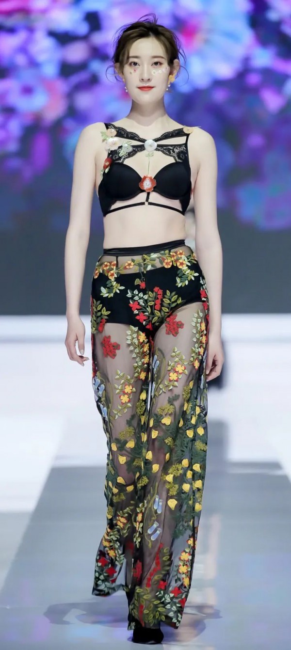 精彩回顾 | SIUF开幕大秀--自然而『燃』内衣时尚穿搭趋势发布