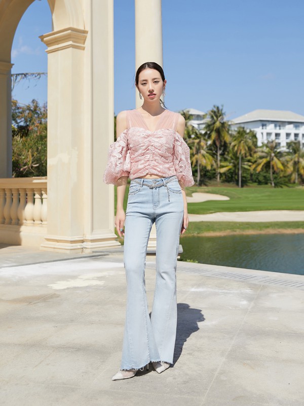 夏天露肩短款上衣安排一件吧 这两款露肩上衣适合你吗