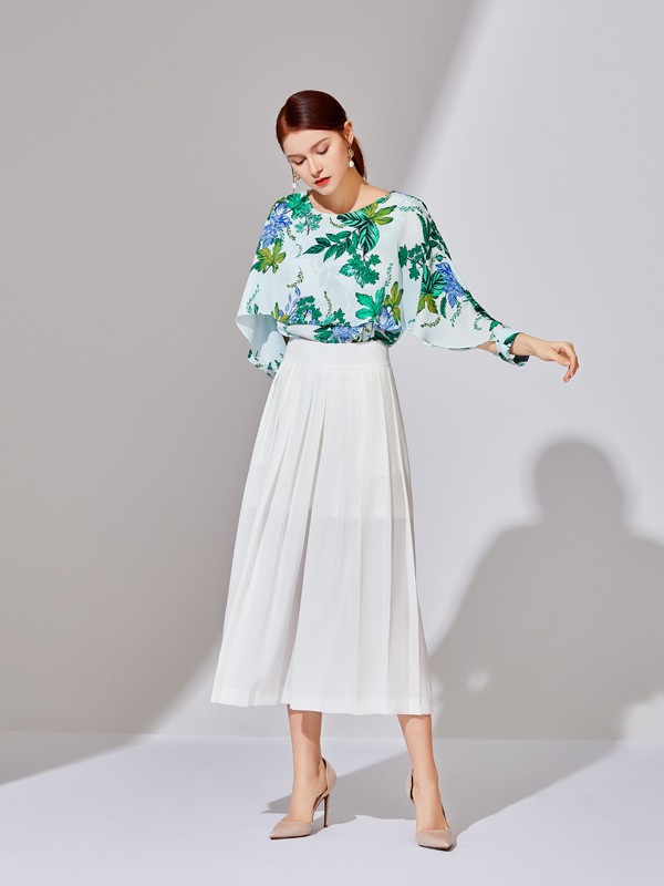 白色半身裙怎么搭配 印花上衣和竖纹上衣哪款更适合