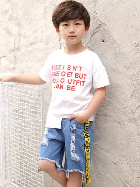 给孩子舒适简单的穿搭更适合炎炎夏日