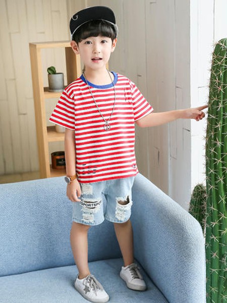 给孩子舒适简单的穿搭更适合炎炎夏日
