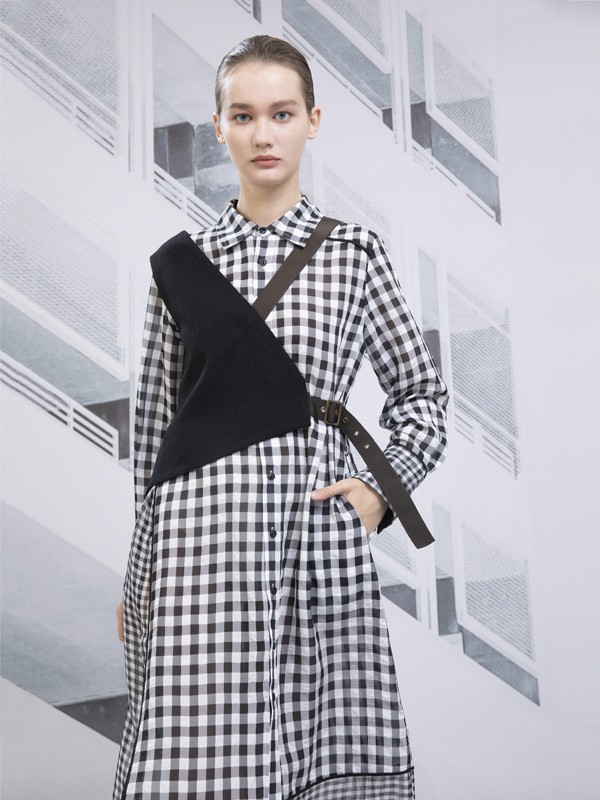 简洁利落的连衣裙 形上女装追求品质生活