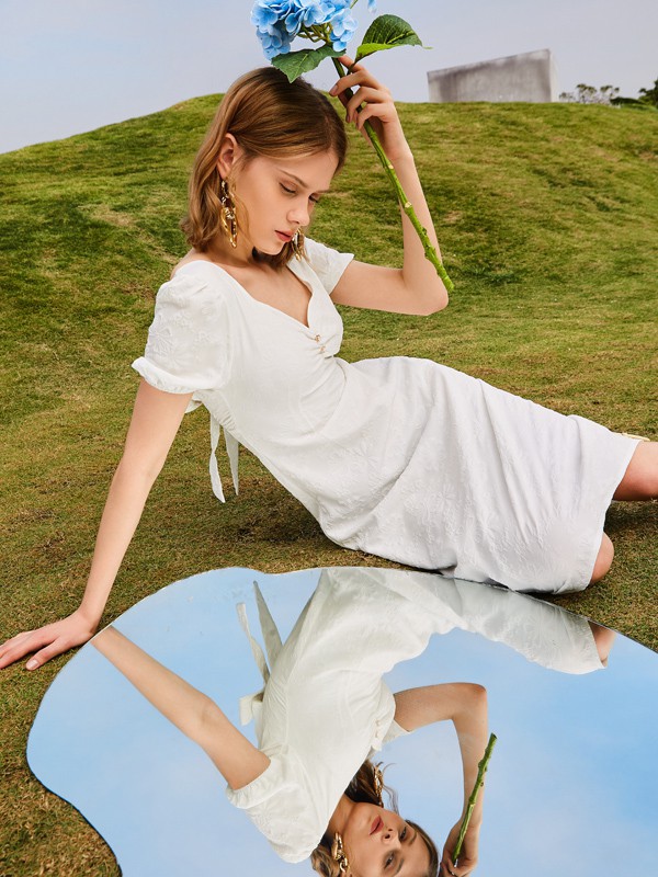 最适合夏天的白色连衣裙搭配 感受欧式风格浪漫