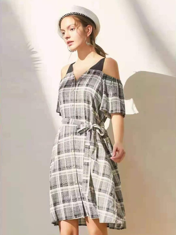 一字领吊带连衣裙适合微胖妹子穿吗 这两款连衣裙哪款更好看