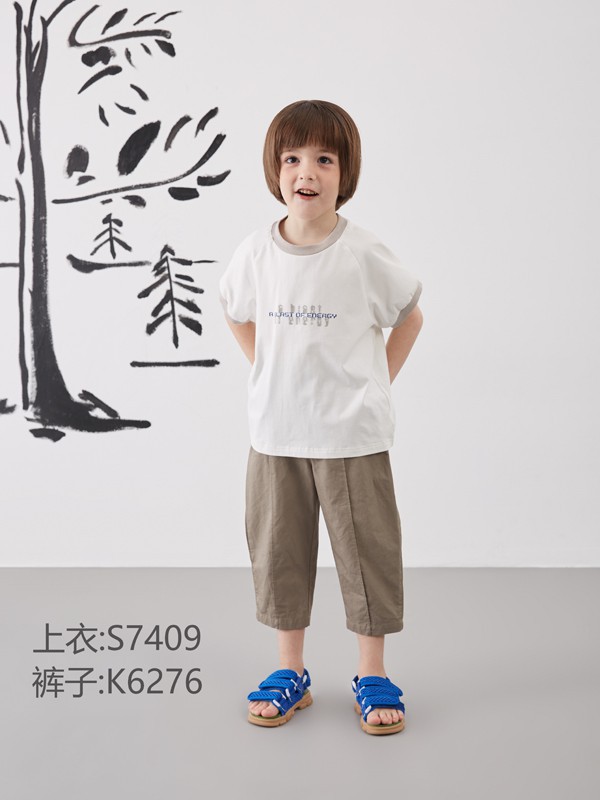 夏季简约素净穿搭 让孩子心情更舒畅