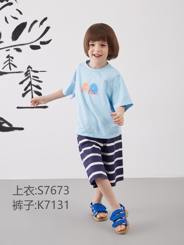 夏季简约素净穿搭 让孩子心情更舒畅