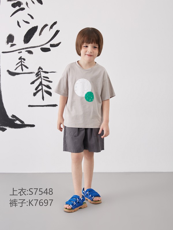 夏季简约素净穿搭 让孩子心情更舒畅