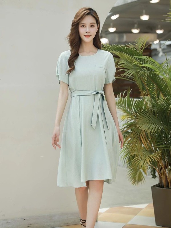 女生连衣裙怎么挑选 白色和绿色哪款更适合这个夏天