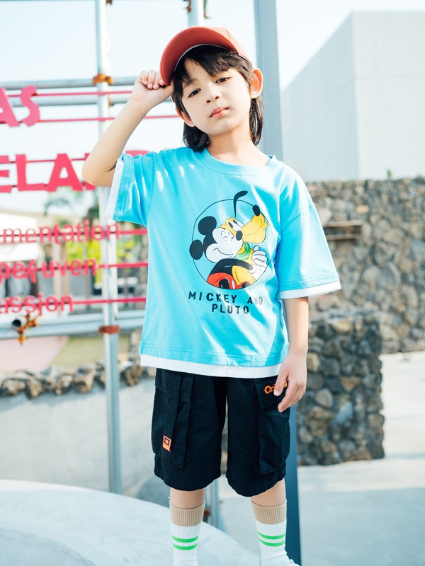 男生蓝色上衣怎么搭配 什么颜色的裤子最适合