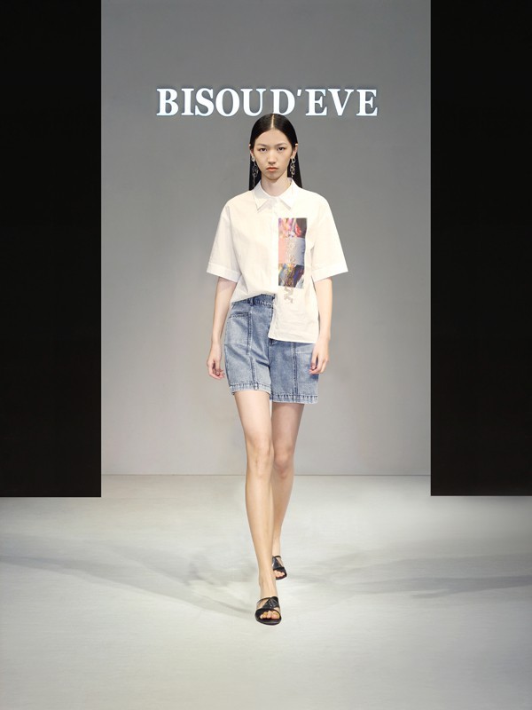 蓝色牛仔短裤怎么挑选 什么款式的上衣搭配更好看