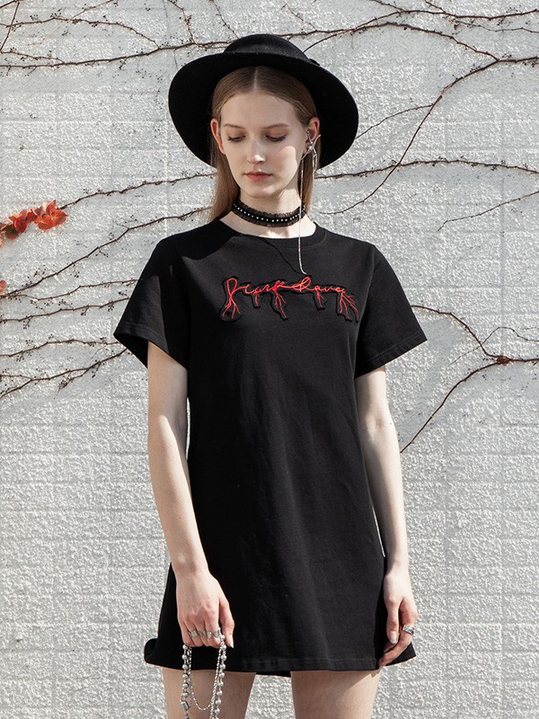 打造帅酷穿搭 凹出朋克摇滚少女的范