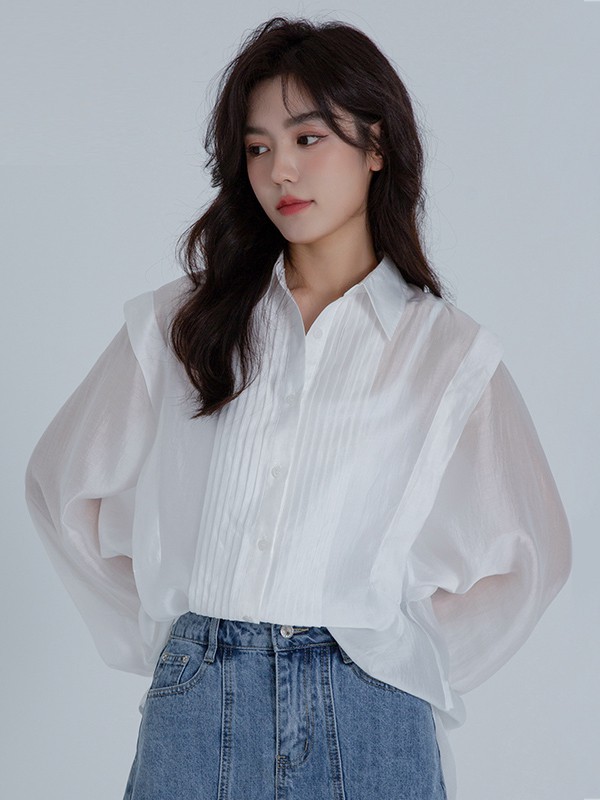 牛仔短裤怎么选择 搭配什么款式的白色上衣更时尚