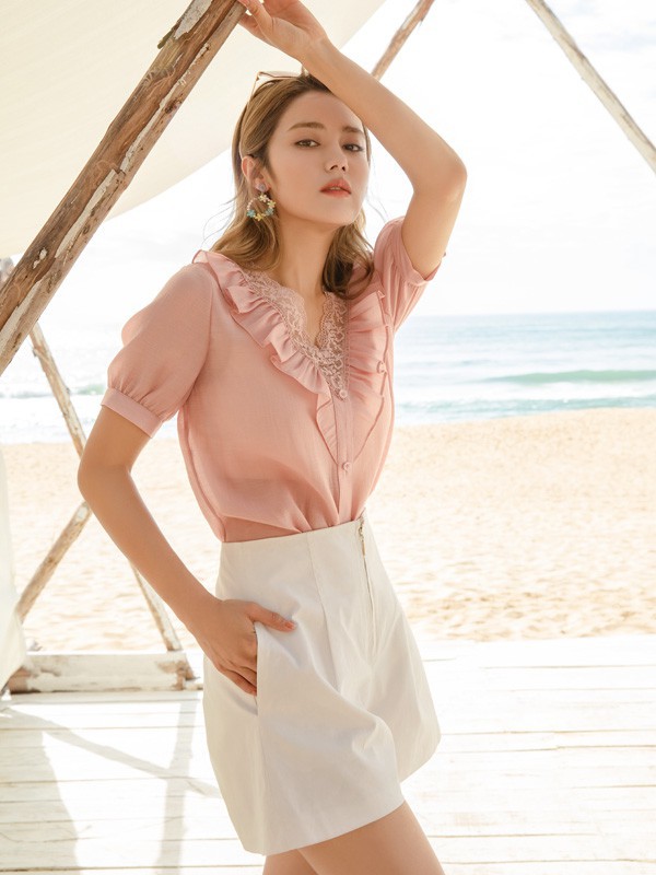 夏季白色超短裤搭配什么上衣更加优雅时尚