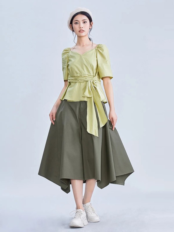 超级减龄的背带裙怎么搭配更具有复古风