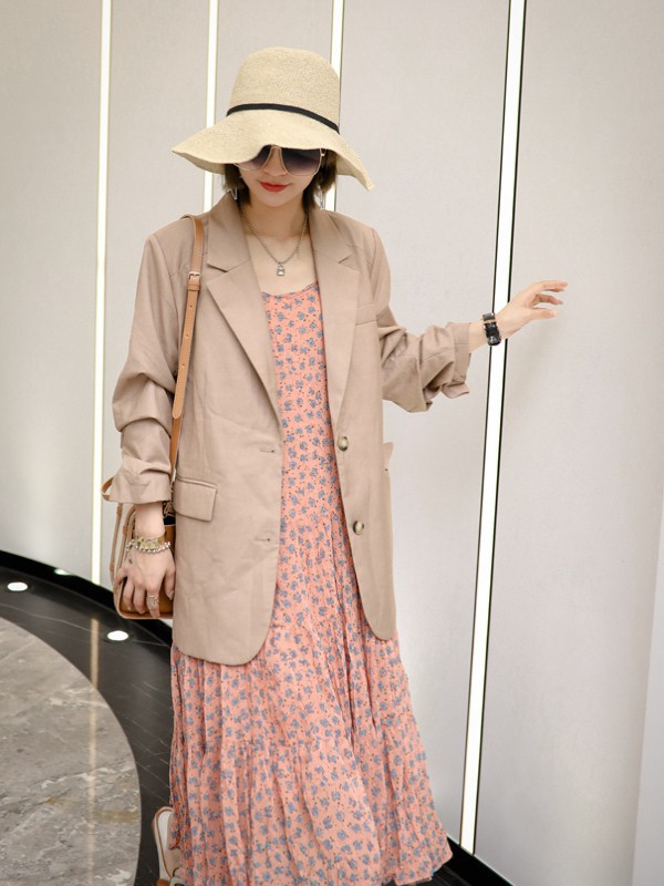 什么样的外套适合搭配吊带连衣裙 西装外套怎么挑选更气质