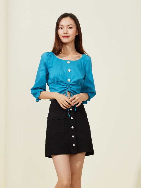 黑色半身裙适合搭配什么上衣呢 粉色&蓝色哪款更好看