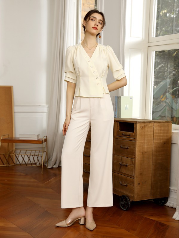 白色长裤适合搭配什么上衣?紫色&奶白色哪款更好看