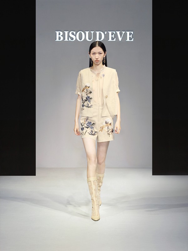 女生套装怎么应该挑选 怎么搭配更加时髦