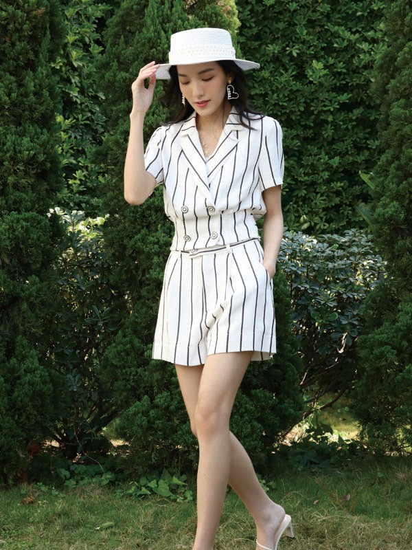 夏天选择什么款式的白色套装更有设计感 女生套装怎么挑选