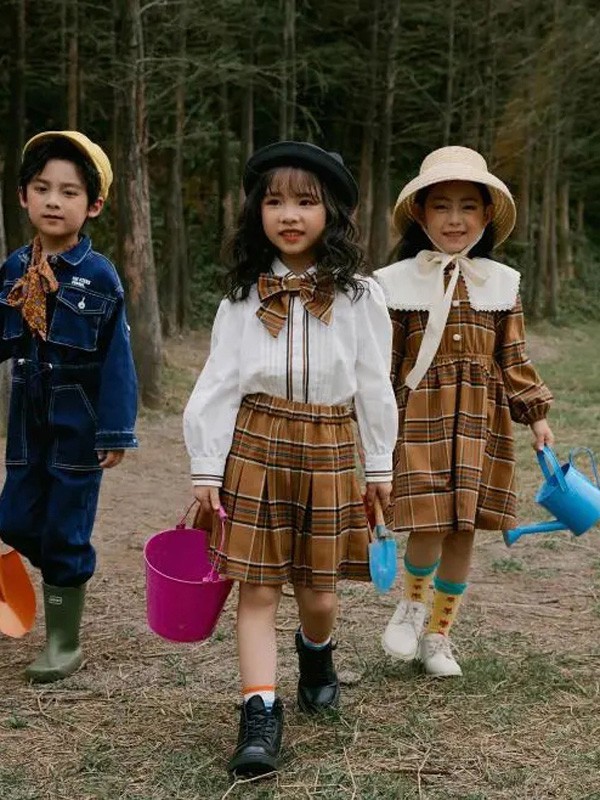 带有经典元素的童装怎么挑选 孩子穿格子连衣裙好看吗