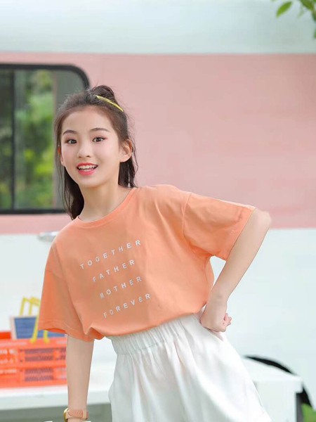 白色超短裤搭配什么样的上衣好看 绿色&橙色哪款更时尚