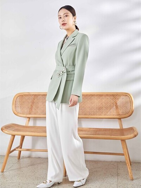 让VOGUE CREATECH为大家演绎西装外套能有几种穿法