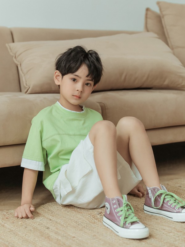 男生适合穿什么款式的上衣呢 绿色上衣怎么搭配帅气时尚