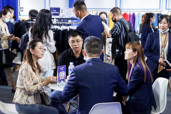 圆满收官!2021OUE职业装团服展场面火爆,未来可期