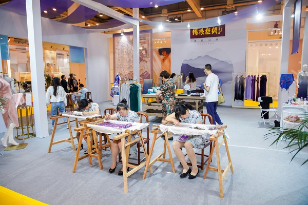 专访绣娘丝绸:山影水韵“苏州最江南”