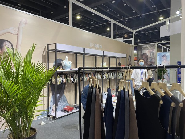 美月馨服饰惊艳亮相2021针博会  无缝美体内衣彰显性感