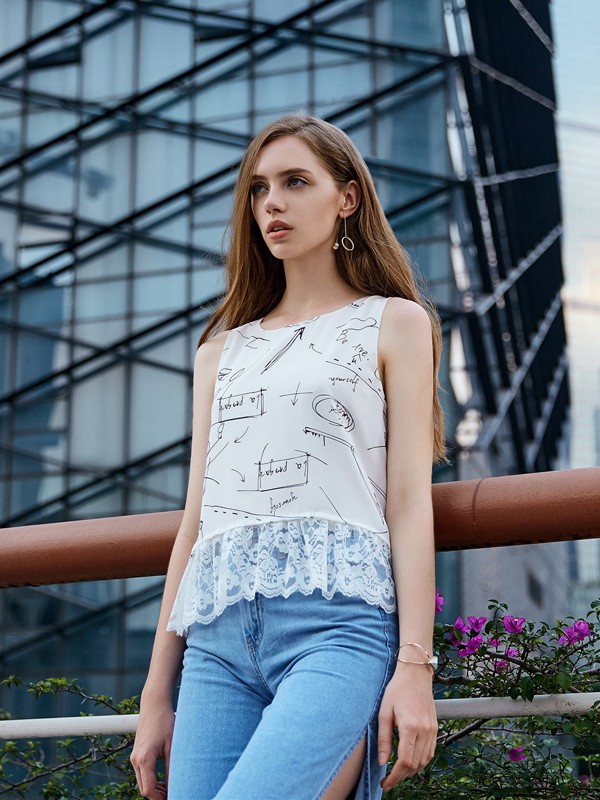 搭配浅蓝色牛仔裤的上衣怎么挑选 什么款式更好看