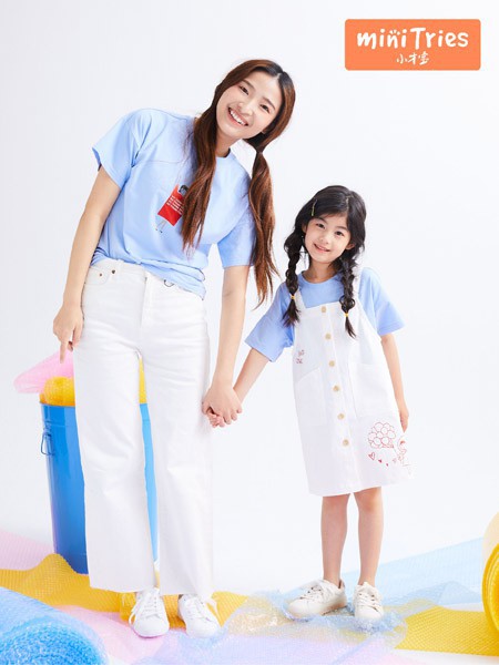 充满夏日色彩的小女孩穿搭