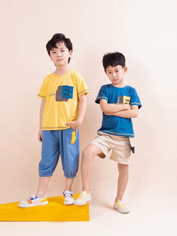 小男孩夏天怎么穿 简约帅气的兄弟装
