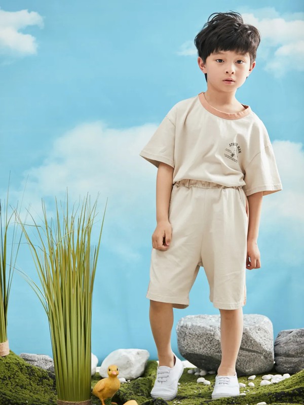 小男生夏天适合穿什么衣服 宽松舒适的小男孩搭配